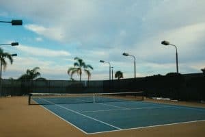 תחזוקת חשמל במגרש טניס להנאת הקהל והשחקנים